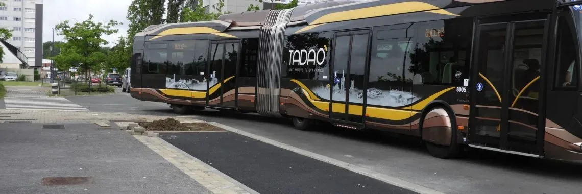 Tadao bus rapid transit vehicle on the platform